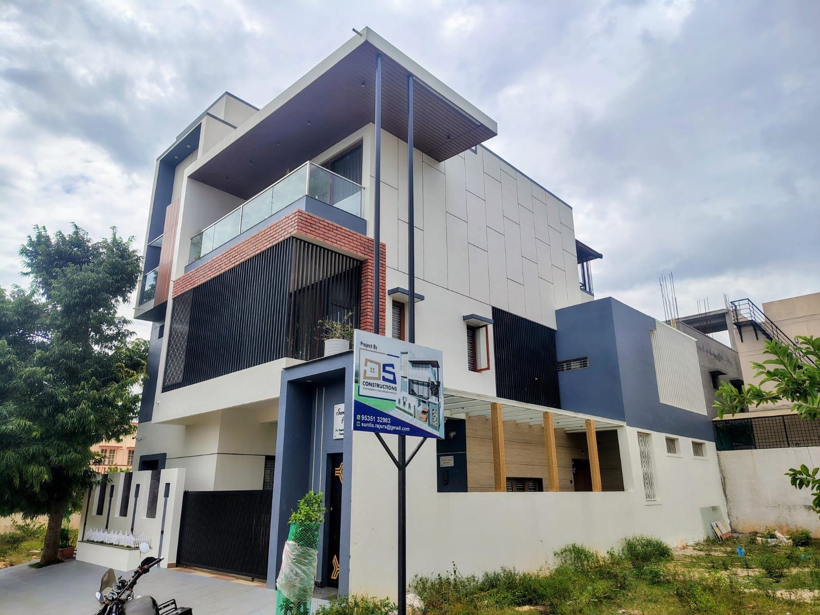 Samruddhi Residence, a three-storey villa with a brick and louvre facade